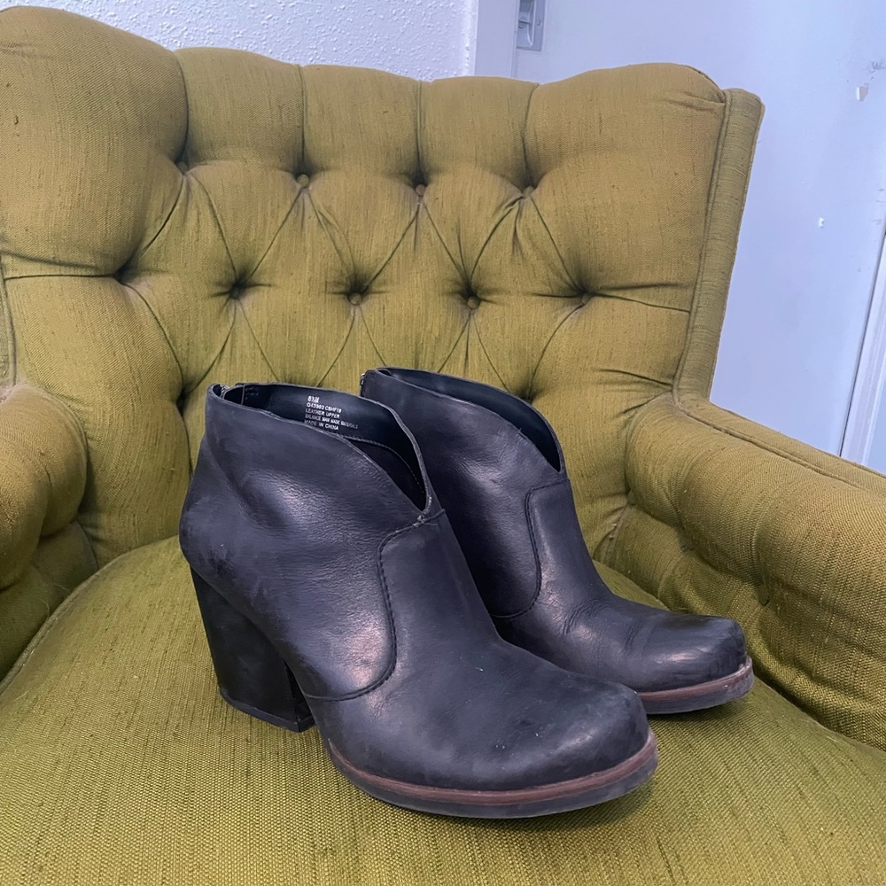 Korks Black Leather Booties 8.5